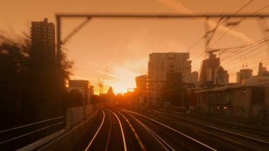 Londra, 2018 - yaklaşık bir tren yolculuğu Londra, İngiltere, İngiltere'de finansal bölgesinin merkezi aracılığıyla günbatımı Pov shot