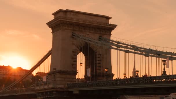 Budapest Circa 2018 Hermosa Toma Cinematográfica Del Puente Las Cadenas — Vídeos de Stock