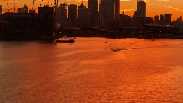 长焦镜头逐步揭示伦敦城市在一个火热的天空下 日落后的几分钟 — 图库视频影像