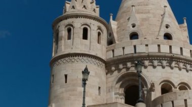 Budapeşte, Macaristan'da Fishermans Bastion towers güneşli bir karmaşık ayrıntı yakın çekim çekim