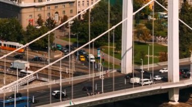 Budapeşte, 2018 - yaklaşık hava telefoto çekim Budapeşte, Buda ve Pest tuna arasında bağlanma Elisabeth Bridge'de geçmiş akan trafik