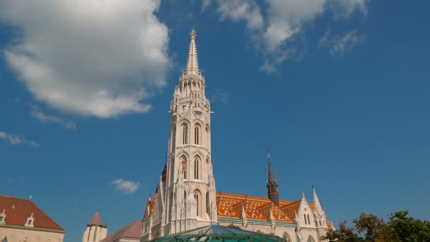 广泛拍摄的马加什教堂 罗马天主教教堂位于匈牙利布达佩斯 在渔人堡垒前 — 图库视频影像