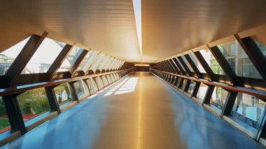 İş bölgesinin büyük bir metropol açığa dış maruz büyük bir altıgen kalabalık bir bakış açısı vurdu