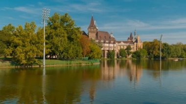 Budapeşte, Macaristan'da güzel Vajdahunyad Castle, geniş atış. Bin yıllık sergisi kapsamında 1896 yılında inşa edilmiş