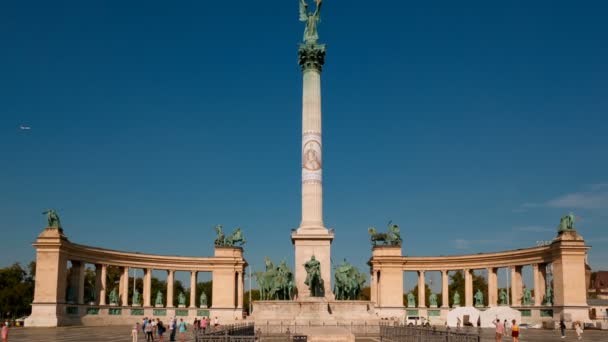 Budapest Cirka 2018 Pov Séta Híres Heroes Square Budapest Magyarország — Stock videók