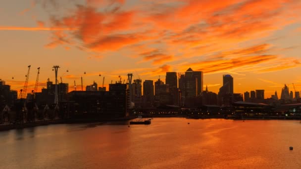 広角撮影が徐々 に燃えるような空の下でロンドンの街を明らかに日没後分します — ストック動画