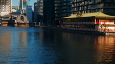 Londra, yaklaşık 2018 - geniş, Canary Wharf ve Millwall Dock Londra'da vurdu. Daire ve ofis içerir bu iş bölgesi kuleleri
