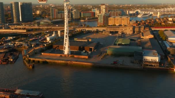 ロンドン 2018 およそ日没時にロンドン イギリスの東のドックランズ周辺地域の空中写真 興味の様々 なポイントを上から観察することができます — ストック動画