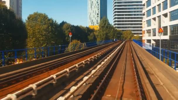 2018 Pov 拍摄的 Dlr 火车之旅通过伦敦金融区的中心 可以看到著名的摩天大楼 — 图库视频影像