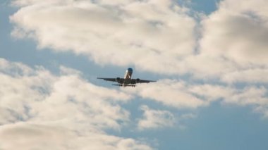 Büyük bir uçak iniş parlak güneşli bir günde Havaalanı anlarıyla yaklaşan telefoto çekim