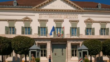 Budapeşte, 2018 - yaklaşık Pov Buda Castle, Budapeşte, Macaristan girişine doğru vurdu. 1265 inşa edilmiş, eski saray gibi karmaşık Macar kralların