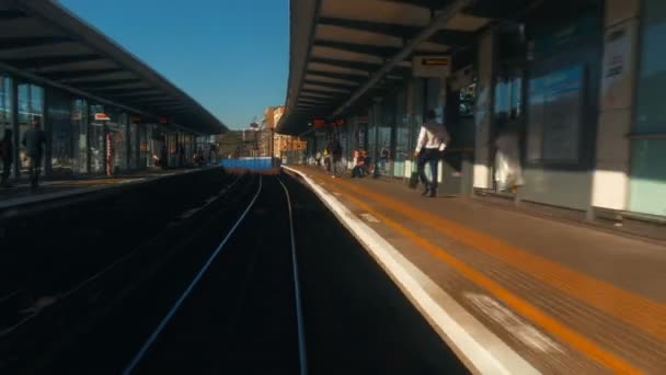 Viaggio in treno attraverso il centro di Londra, Inghilterra, Regno Unito — Video Stock