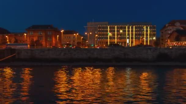 Στον ποταμό Δούναβη από τη νύχτα, Βουδαπέστη, Ουγγαρία — Αρχείο Βίντεο