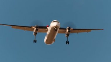 Uçak havaalanına yaklaşırken