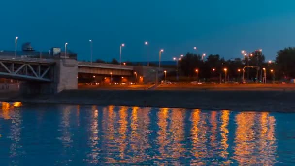 Viaje Nocturno Barco Por Río Danubio Hacia Los Puentes Petof — Vídeos de Stock