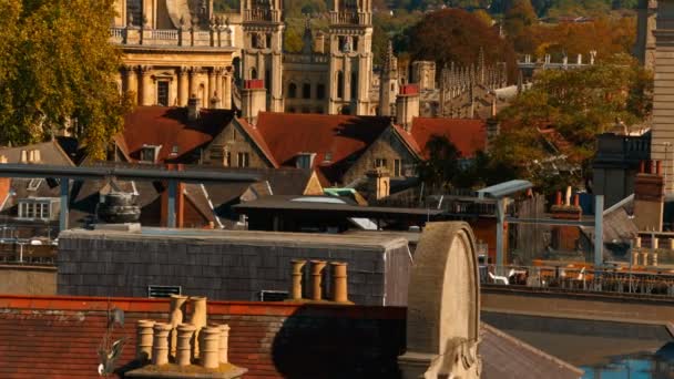 田舎と有名な大学の個別大学の建物部分を示すオックスフォードの街の映画のような空中ショット — ストック動画
