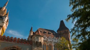 Budapeşte, Macaristan'da güzel Vajdahunyad Castle sinematik Pov shot. Bin yıllık sergisi kapsamında 1896 yılında inşa edilmiş