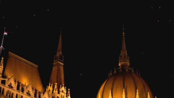 Yakın Çekim Gece Atış Macarca Parlemento Binası Ikonik Bir Dönüm — Stok video