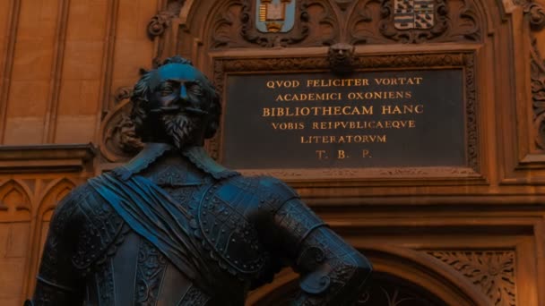 Oxford Circa 2018 Lateinische Inschrift Neben Sir Thomas Bodley Statue — Stockvideo