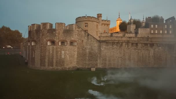 London Circa 2018 Tower London Enshrouded Smoke Deepening Shadow Tower — Stock Video