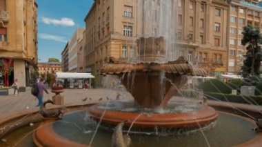 Timisoara, 2017 - yaklaşık döner bardak su çeşme Zafer Meydanı ' nda yer alan Ortaçağ şehir, Timisoara, Romanya
