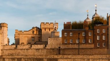 Londra, 2018 - yaklaşık ünlü Londra İngiltere, BK'da kadeh altın saat. Kule tarihi bir bina var. 1066 kurulan