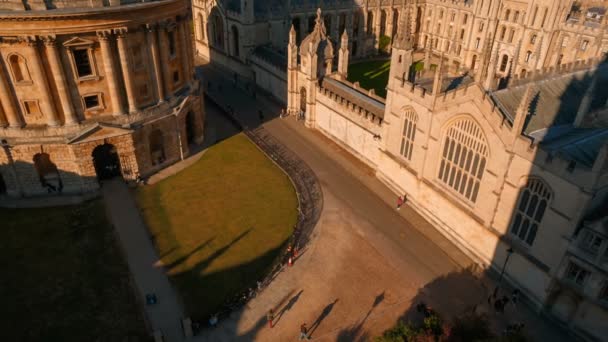 2018年 英国牛津大学建于1737年的英国牛津大学大楼 Radcliffe 相机的空中平移拍摄 — 图库视频影像