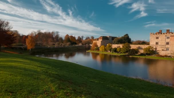 Kent Engeland Circa 2018 Pov Schot Langs Middeleeuwse Leeds Castle — Stockvideo