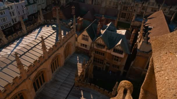 2018年 牛津市倾斜日落镜头 展示了著名大学的乡村和独特的大学建筑的一部分 — 图库视频影像