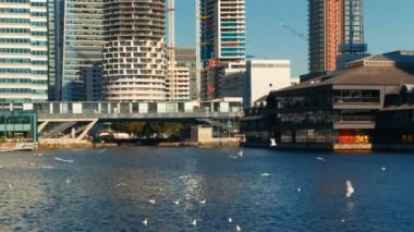 Londra, 2018 - yaklaşık Millwall Dock Londra'da Canary Wharf, Londra, İngiltere, İngiltere'de bir ticari iş bölgesinde telefoto çekim