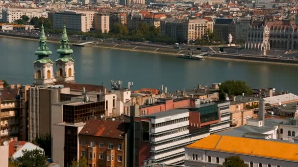 Teleobjektivy Rýžování Záběr Budovy Maďarského Parlamentu Oblíbenou Turistickou Destinací Budapešti — Stock video
