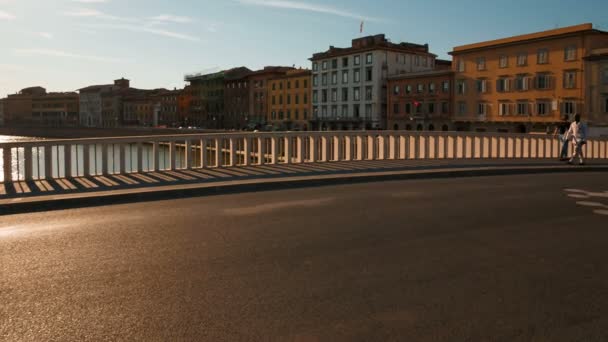 大约2018年的比萨 意大利托斯卡纳小镇穿越阿诺河的 Ponte Della Cittadella 的黄金小时镜头 — 图库视频影像
