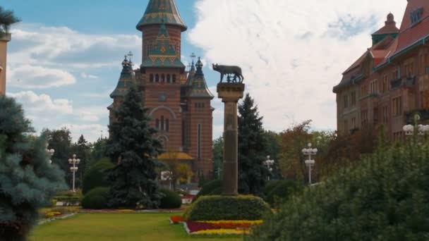 ティミショアラ 2017 年頃バック グラウンドで著名なメトロポリタン大聖堂をフィーチャーするルーマニアのティミショアラ中世町の傾斜ショット — ストック動画