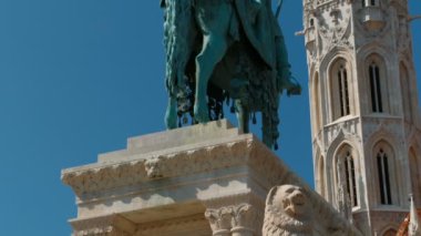 Telefoto çekim Matthias Kilisesi'nin, Budapeşte, Macaristan, Fishermans Kalesi önünde bir Roma Katolik Kilisesi devirme-
