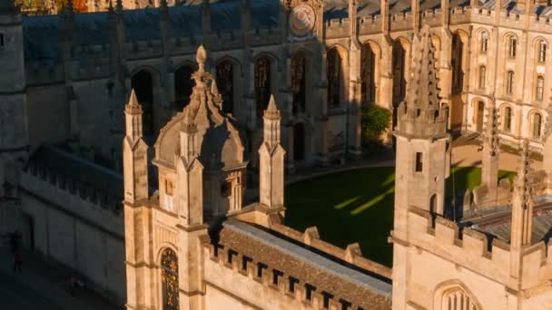 2018年 英国牛津大学组成学院 全灵魂学院 的倾斜镜头 — 图库视频影像