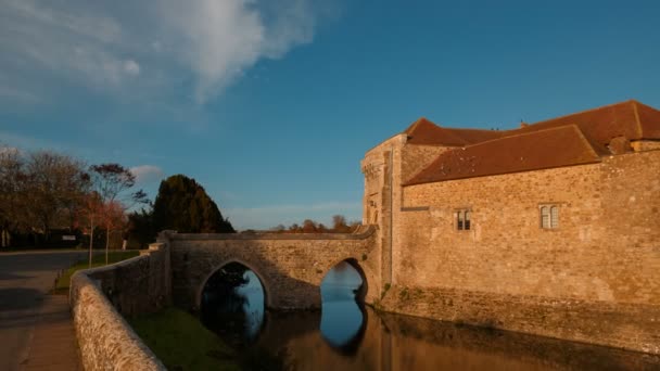 2018年 中世纪利兹城堡和护城河的广角拍摄被美丽的秋天的风景包围 这座城堡建于1086年 — 图库视频影像