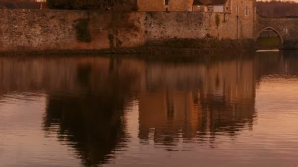 2018年 Telephoto 电影拍摄的中世纪利兹城堡在肯特 美丽地反映在一个湖上 — 图库视频影像