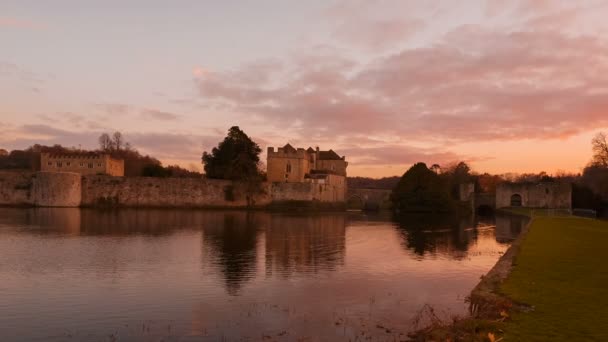 2018年 英国肯特中世纪利兹城堡的广角电影镜头 黄昏前美丽地反映在湖面上 — 图库视频影像