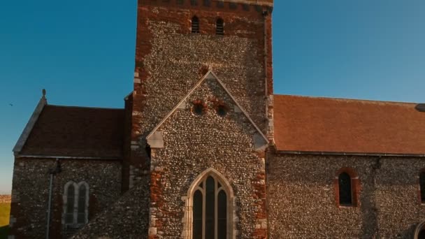 在卡斯特罗的圣玛丽的电影拍摄在多佛 英国的罗马灯塔旁边建立 — 图库视频影像