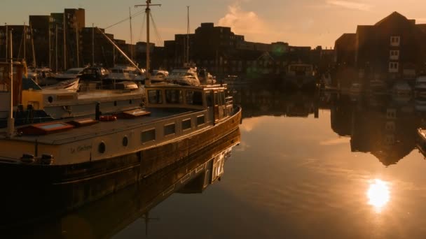 St Katharine Docks, Londra, Inghilterra, Regno Unito — Video Stock