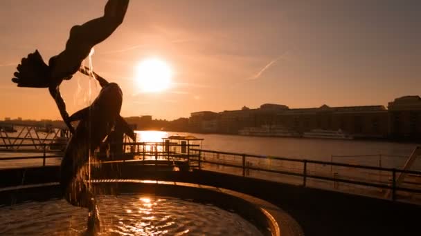 Meisje met een dolfijn sculptuur, Londen, Engeland, Uk — Stockvideo