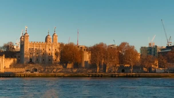 Tower of London i Tower Bridge, Londyn, Wielka Brytania — Wideo stockowe