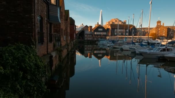 St Katharine Dock, Londra, İngiltere, Birleşik Krallık — Stok video