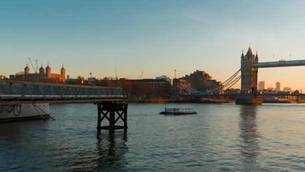 Tower of London en de Tower Bridge, London, Verenigd Koninkrijk — Stockvideo