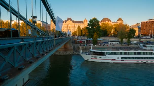 Chain Bridge y Gresham Palace, Budapest, Hungría — Vídeo de stock