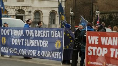 Londra, 2019 - yaklaşık bayrakları ve posterler Westminster, Londra Brexit durdurmak için bir teklif ile Pro-AB Remainers gösteren ağır çekim çekim