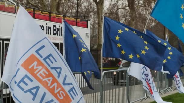 Brexit - ЄС і залиште прапорці в районі Вестмінстер, Лондон — стокове відео