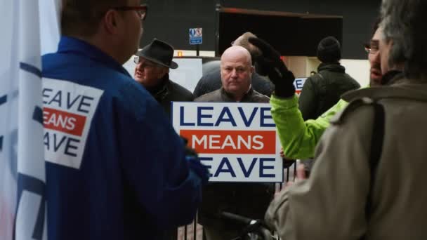 London Circa 2019 Close Shot Brexiteer Campaigners Showing Propaganda Messages — Stok Video