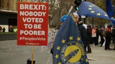 Londra, 2019 - yaklaşık bayrakları ve posterler Westminster, Londra Brexit durdurmak için bir teklif ile Pro-AB Remainers gösteren bir yakın çekim shot