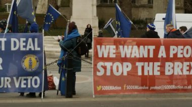 Londra, 2019 - yaklaşık bayrakları ve posterler Westminster, Londra Brexit durdurmak için bir teklif ile Pro-AB Remainers gösteren ağır çekim çekim